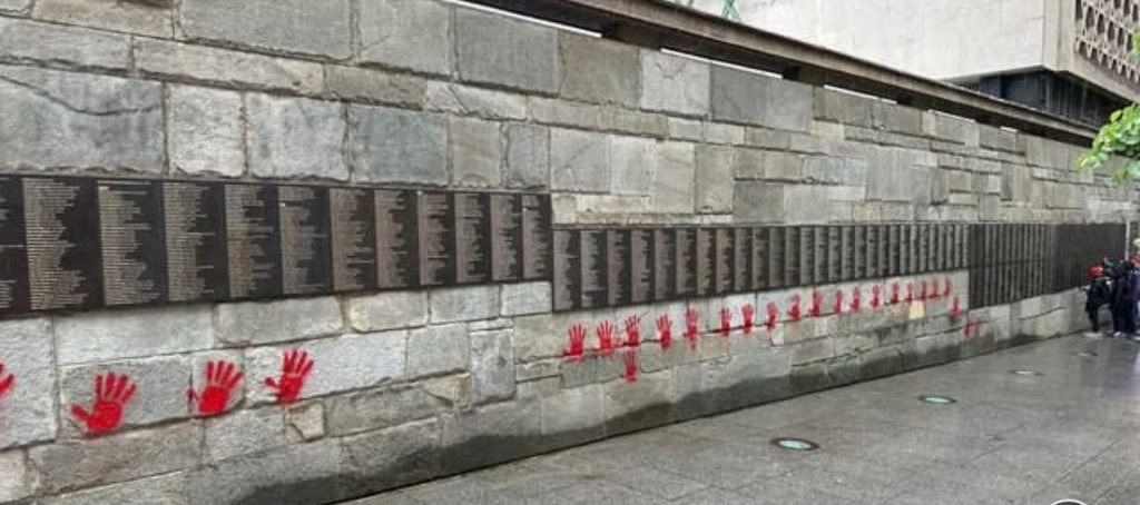 Joël Mergui (@joelmergui) on Twitter photo La profanation du mur des justes au <a href="/Shoah_Memorial/">Mémorial de la Shoah</a> démontre une fois encore à quel point l'antisionisme est abject. Il est l'alibi de la haine des juifs et de leur existence. Ceux qui souillent la mémoire de la Shoah s'en prennent à la mémoire de la France toute entière. La profanation du mur des justes au <a href="/Shoah_Memorial/">Mémorial de la Shoah</a> démontre une fois encore à quel point l'antisionisme est abject. Il est l'alibi de la haine des juifs et de leur existence. Ceux qui souillent la mémoire de la Shoah s'en prennent à la mémoire de la France toute entière.