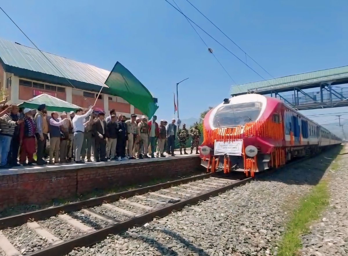 Lok Sabha Elections 2024: In a significant initiative aimed at promoting voter awareness and encouraging maximum electoral participation, the SVEEP-Express train was today flagged-off from Baramulla Railway Station. The initiative was made possible with a seamless collaboration