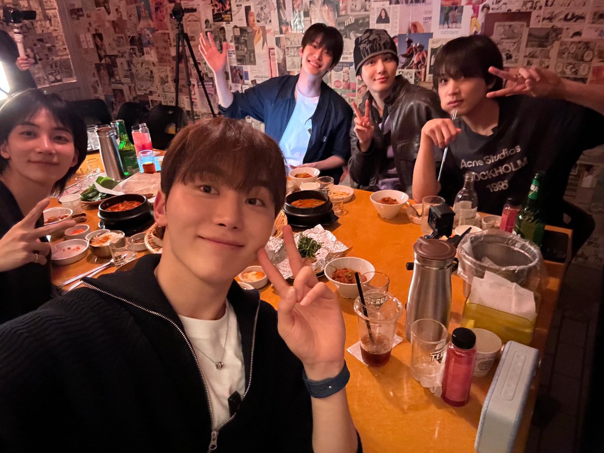AAAAA we got more selfies of seungkwan w jeonghan, doyoung, jungwoo, and haechan !! from the mok2u content heh