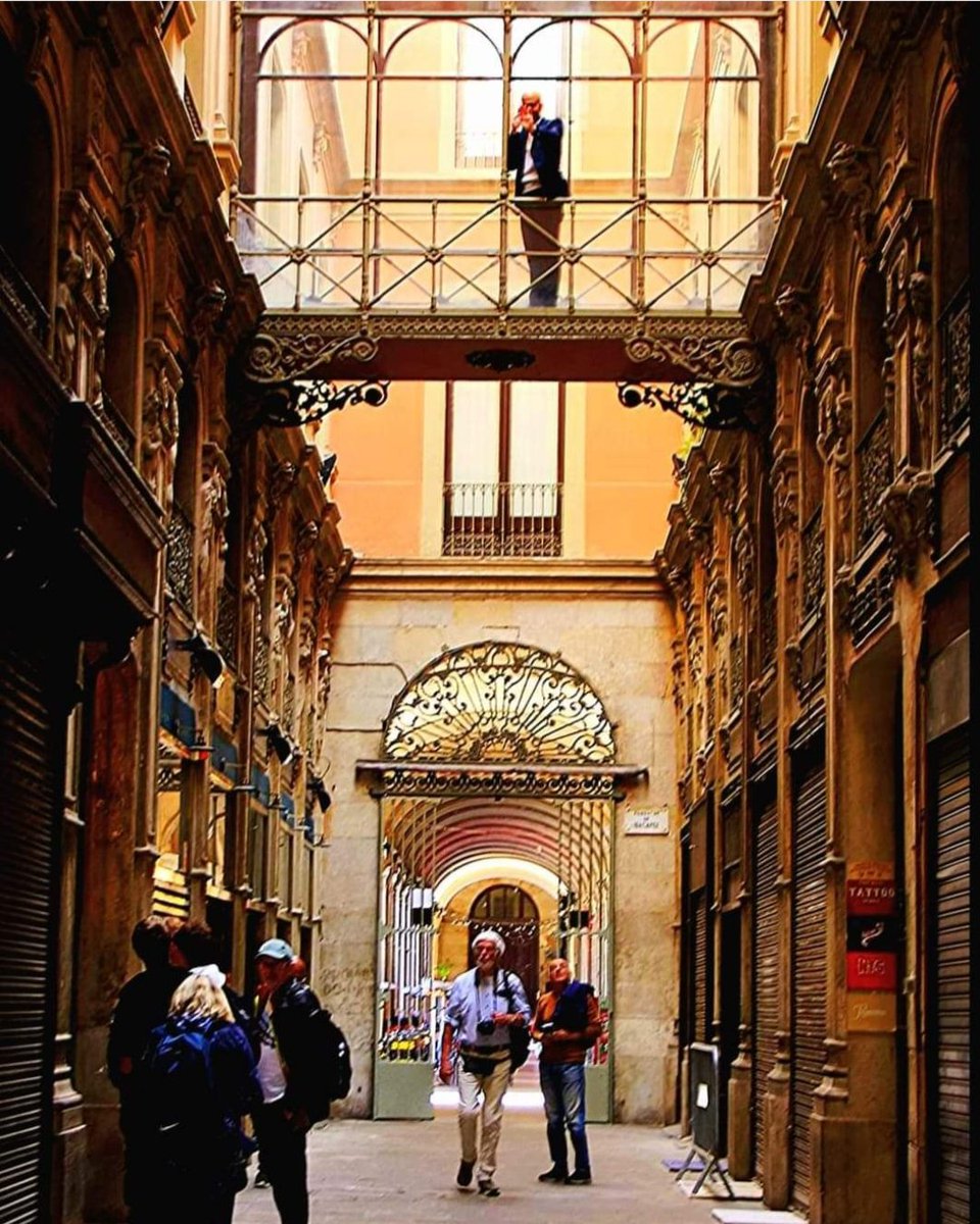 PASAJE BACARDI Este pasaje cubierto fue el primero de la ciudad,fue inaugurado en 1856 y une la Plaza Real con la Rambla BARCELONA ♥️😍