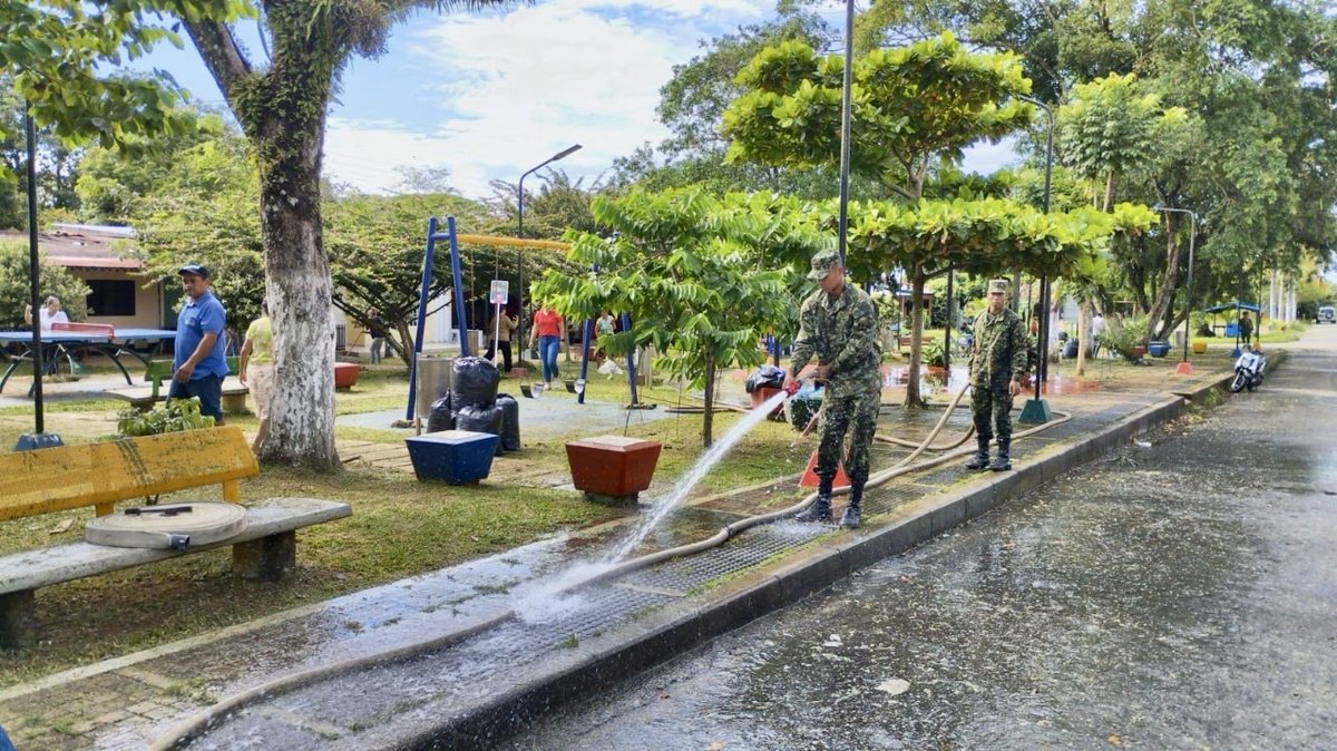 En el Doncello #Caquetá, soldados del Grupo de Caballería Mecanizado Nº12 y la Junta de Acción Comunal, adelantaron una jornada de limpieza en el parque 12 de Octubre, promoviendo espacios aptos para nuestros niños, niñas, jóvenes y adolescentes 👦🏻. #SoldadoEsServicioSocial 🪖