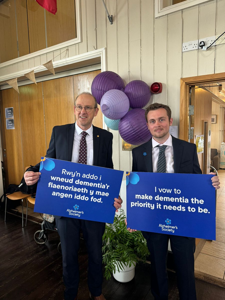 Thanks @LlyrGruffydd for visiting @AlzSocCymru's #DementiaActionWeek event and learning more about the crucial role diagnosis plays in unlocking care and support for people living with dementia