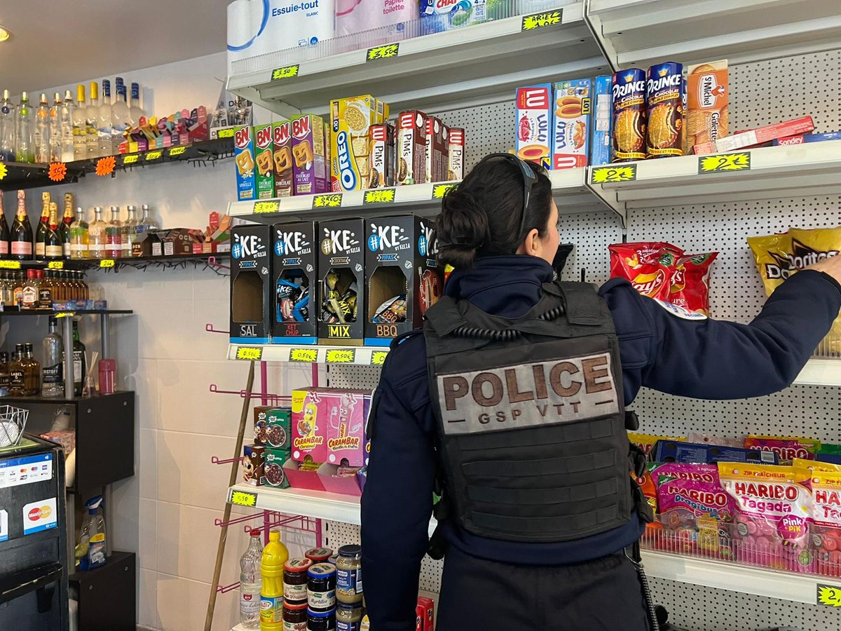 #ContreLesTrafics | hier soir, nos policiers de #Nîmes ont saisi dans une épicerie : ➡️ 30 cartouches de cigarettes ➡️ 19730 €