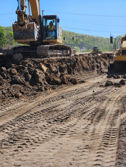 NYSDOTI81's tweet photo. 🚧Transformation Tuesday 🚧

Sometimes you have to see it to believe it. Impressive construction happening just south of Syracuse.

Excavation efforts, bridge work, and a visual wall in front of Loretto Health &amp; Rehabilitation that is nearing completion. ✅ https://t.co/vkBOVi7km9