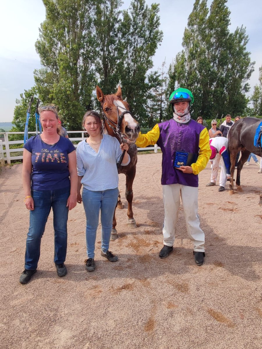 Victoire de Samuel LEMAITRE qui remporte le Prix @Groupama, une course-école de trot attelé organisée sur l'hippodrome de Graignes, avec GOLD RIVER, cheval entraîné par Jean-Marc GUILLOTTE. @LeTrot @ProvinceCourses
