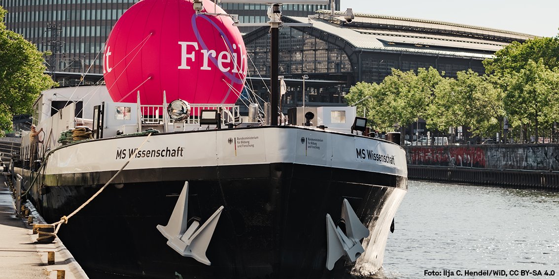 Fracht: Freiheit. Bis Ende September besucht die MS Wissenschaft 30 Stationen in 🇩🇪 und 🇦🇹. Mit an Bord fünf Leibniz-Exponate von @LIN_Magdeburg, @WZB_Berlin, @LeibnizHI, @GNM_Nuernberg & @Leibniz_LIB. Infos unter ms-wissenschaft.de @_mswiss @w_jahr @wissimdialog @BMBF_Bund