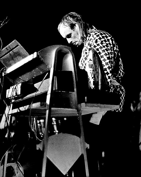 It makes sense to keep shaking up the concept of music from the outside.

#BrianEno 
#BOTD🎂

#RoxyMusic - Virginia Plain
Live ‘Top Of The Pops’, 1972.
youtu.be/BonWfTW7jKc

Third Uncle  (1974)
youtu.be/2zSrkb5pkrQ