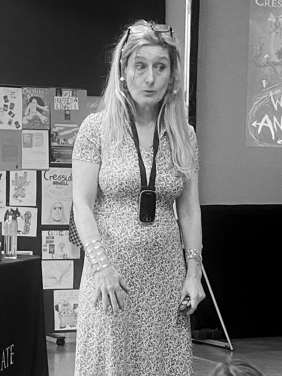 😆🤨🤭😲 The many faces of @CressidaCowell 😬🤓😳😘