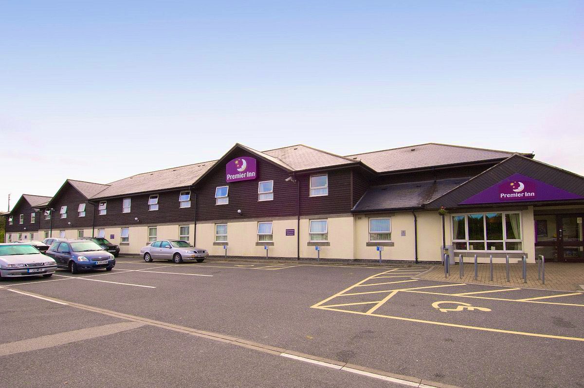 On Thursday (9th May) at 1:30AM a “Man” was arrested after claiming to have a GUN in his hotel room and making threats to KILL at the Premier Inn Hayle. 'At 11.30am After a **10 hour stand off** between the man and emergency services a 42 year old was arrested on suspicion of