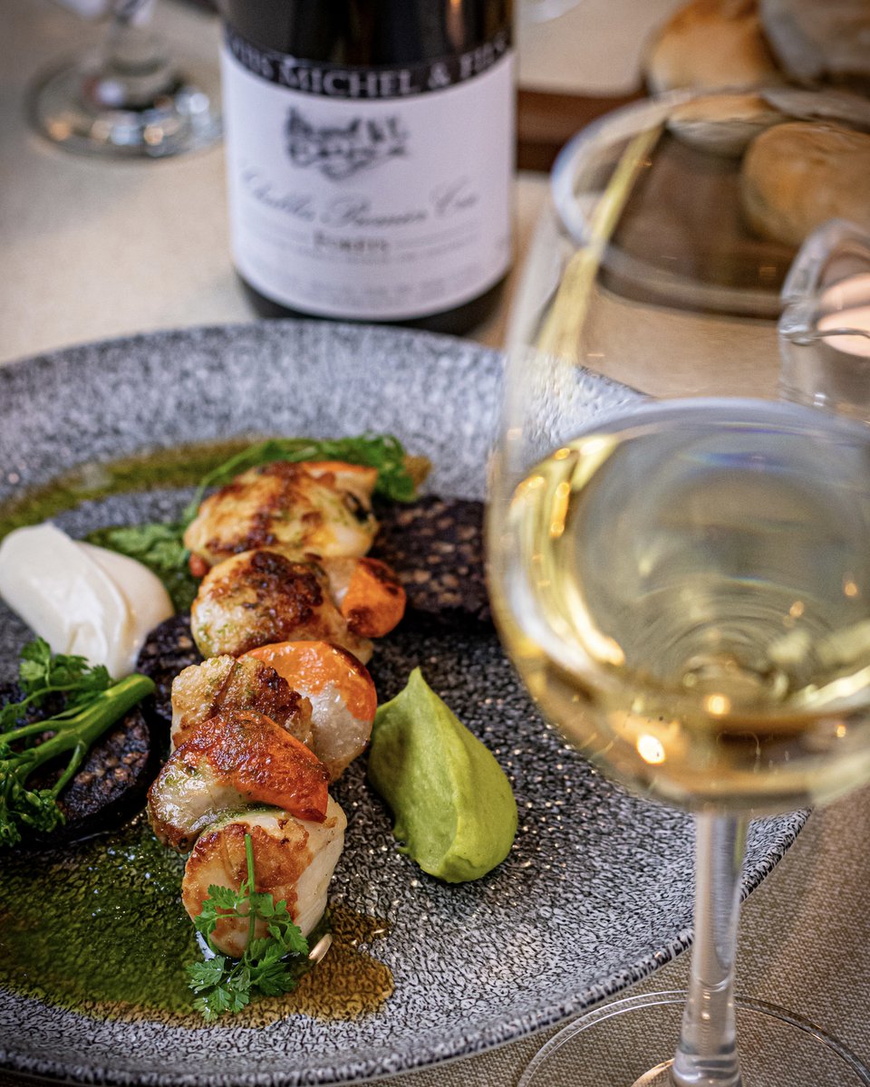 A glass of White to accompany this light but delicious main 🤌🏻 Grilled West Coast Scallops, Grilled Black Pudding & Pea Purée - Local, Irish, Fresh - A perfect combination 🙌🏻 Just one of the dishes on our rotating set menus here in An Port Mór Restaurant 📍