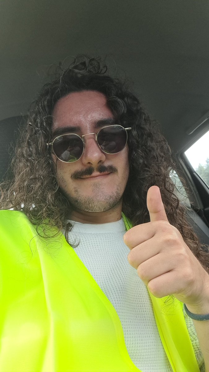 ivojfm's tweet photo. O meu carro fodeu-se a 3a vez este ano https://t.co/v1tiWixBlJ