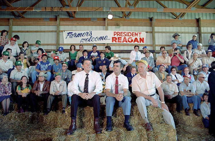 #OTD in 1982 #PresidentReagan visited Wilkinson and Son Farms in Landenberg, Pennsylvania where he participated in a question and answer session with farmers. Click the link below to watch. catalog.archives.gov/id/66383904 --- Photograph – catalog.archives.gov/id/75856789