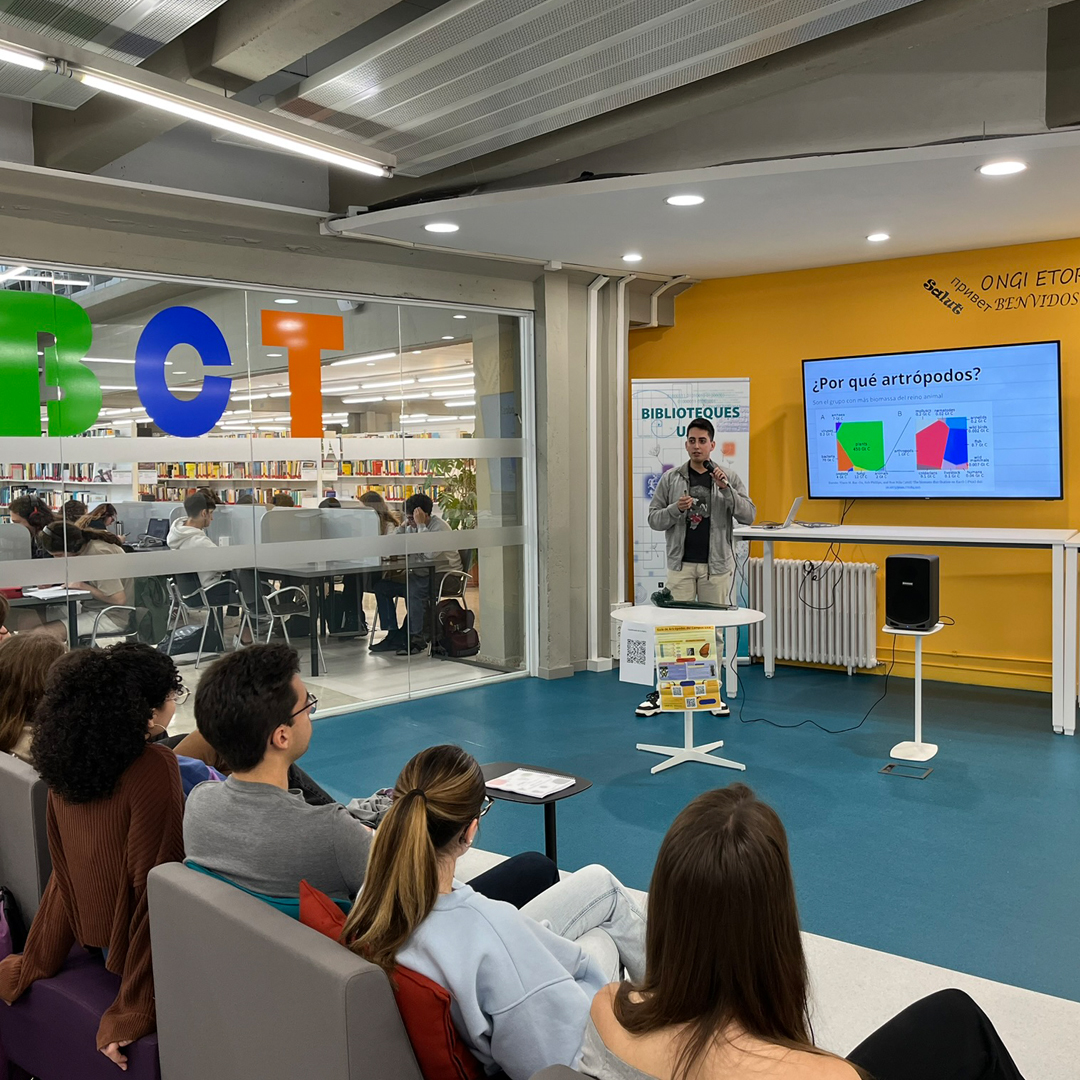 🪲🦋🕷🐞Avui, els #artròpodes del #campusUAB han estat els grans protagonistes a l'#EspaiBCT! L'Alejandro Lozano, alumne de 4rt del grau en #Biologia, ens ha vingut a presentar la ⚡'Guía de artrópodos del campus UAB'.⚡ #BibExposUAB #bibliotequesUAB @ri_caliari