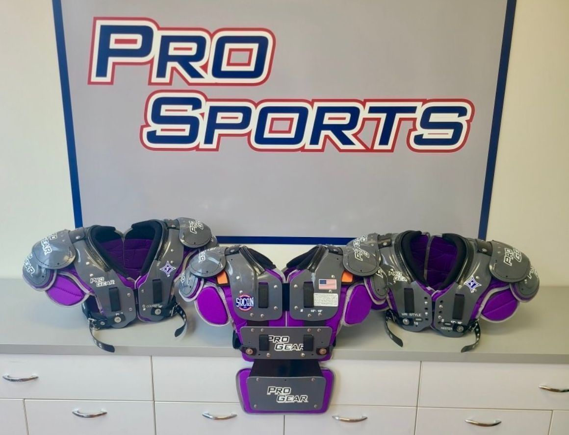 Furman University Football with the #ProSportsCustoms!🙌🏈

Shoutout to @FUCoachHendrix for allowing us and Greg Mazza (@Mazza_ProSports) to get his players in the best #ShoulderPads around!

@FurmanPaladins
@FurmanU
@PaladinFootball

#KnowTheLogo #MadeInTheUSA #CollegeFootball