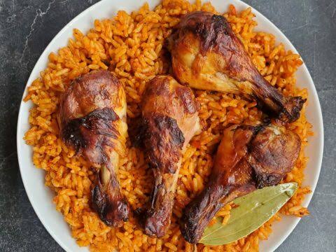 ここの食べ物は「ナイジェリアのジョロフライス」と呼ばれるもので、アフリカ全土で最高の食べ物の一つで、とても甘くて美味しいです。