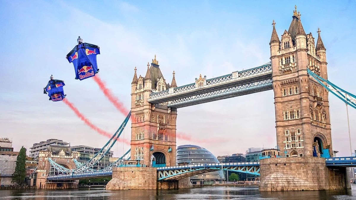 2 parachutistes traversent le Tower Bridge en wingsuit pour Red Bull. Un vol à 246 km/h en plein Londres ! Voir la vidéo : creapills.link/uae