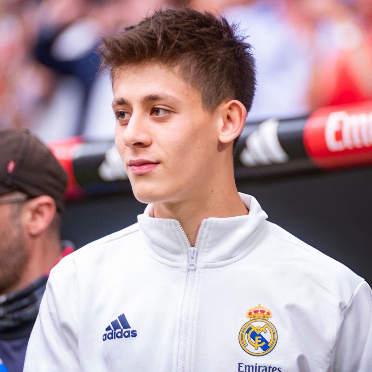 Real Madrid’de Arda Güler, Luka Modric’in yerine geçecek isim olarak görülüyor. 📰 Relevo