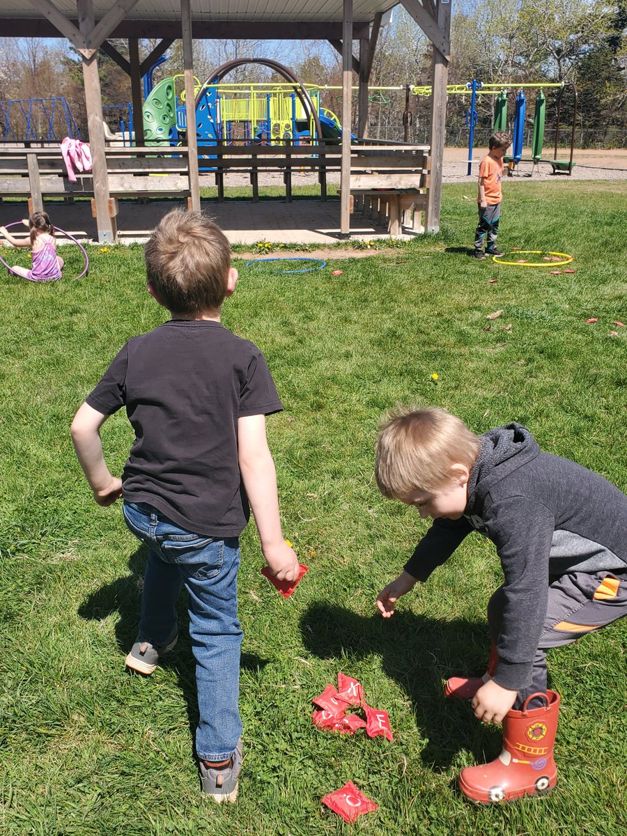 GillBaskwill's tweet image. I can show ten in 2 parts! How many are in the hoop? How many are out? #math #outdoorlearning #seewhatiamlearning @SMES01 @nsaskproject