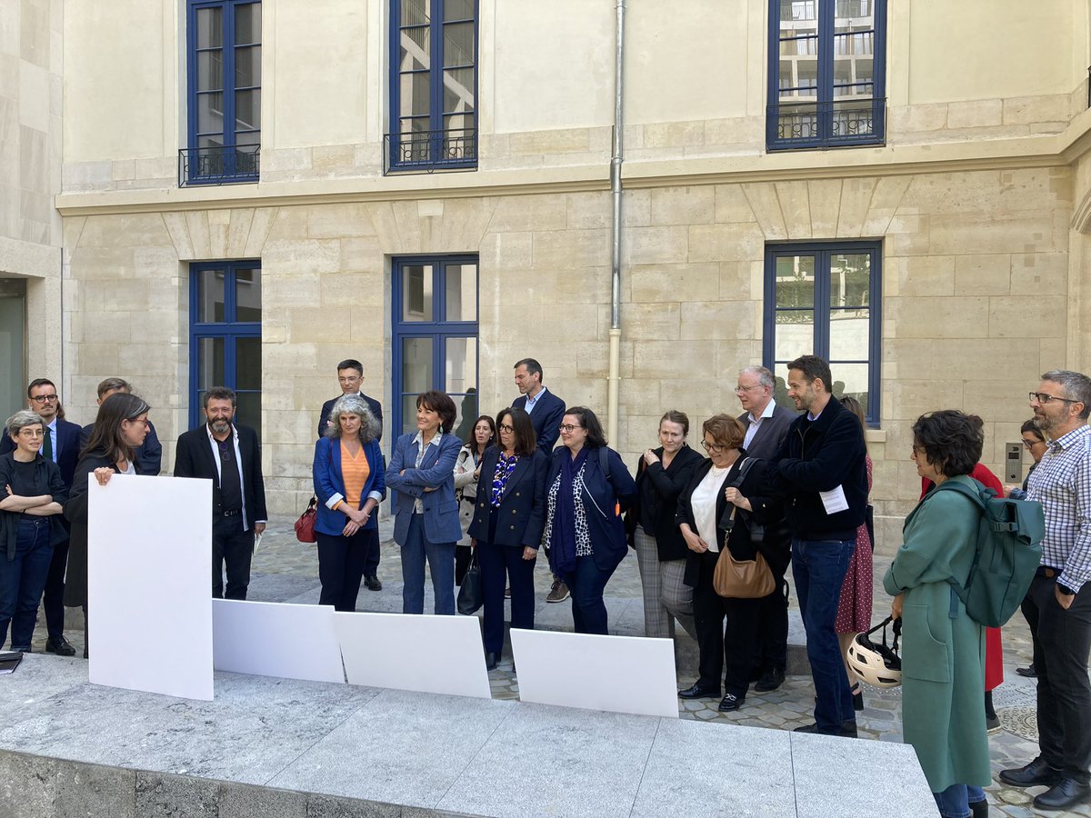 Visite avec @Architectes_org et une délégation de Senatrices des 253 logements sociaux @_RIVP_ de l'îlot Saint-Germain Une opération réalisée grâce à une vente de foncier de l'Etat à un prix adapté D'autres immeubles de l'Etat sont disponibles Il doit nous les céder au plus vite!