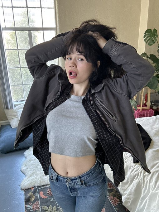 me when i’m wearing a jacket https://t.co/T1DNipc0Dq