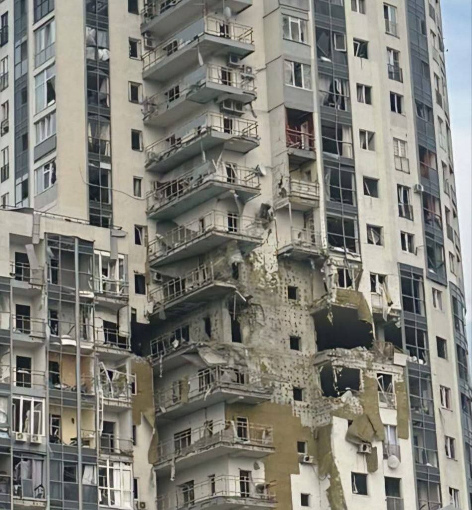 An apartment building in Kharkiv after a Russian strike today.