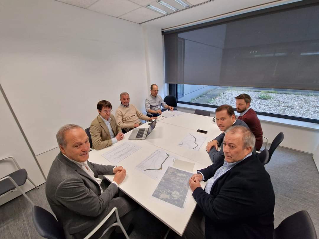 Reunión de traballo cos Alcaldes de Cerdedo-Cotobade, Campo Lameiro e o Director da AXI, para tratar do proxecto de mellora da estrada autonómica PO-230 entre ambos os Concellos.