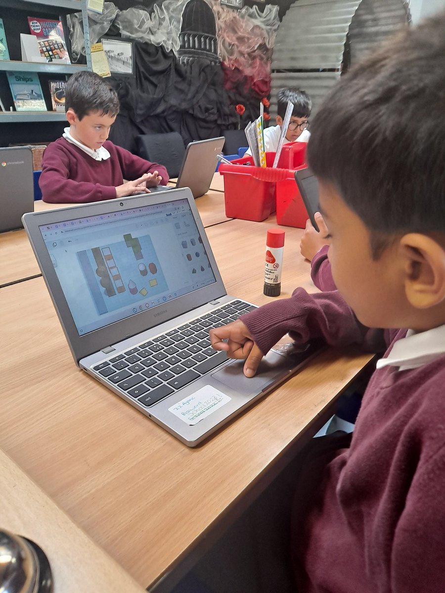MrMoodyBH's tweet image. Using TinkerCAD to create fantasy 3D villages in #BusheyHeathComputing #ComputerAidedDesign @busheyheathjm