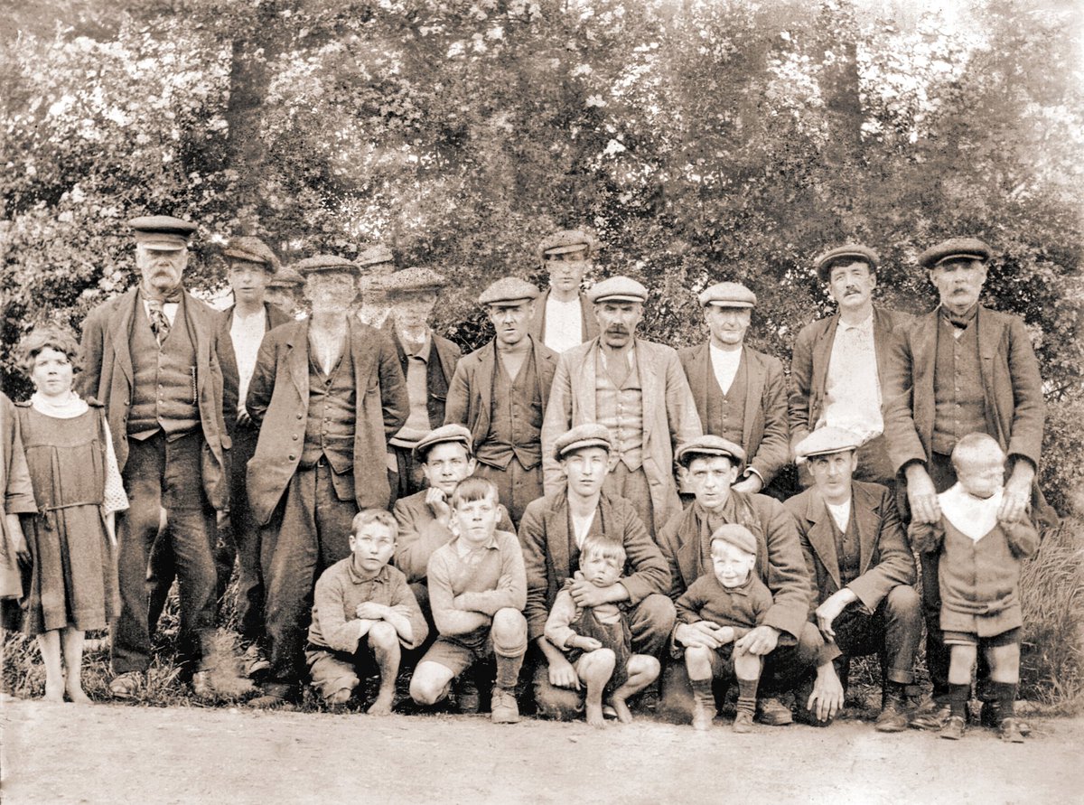 @mongsley My dad .. wee guy right in the front with no shoes ,1923. Yes! People had no shoes.
Ayrshire miners ,Scotland
@ScottishHistory @ScottishHistSoc @newglasgowsoc