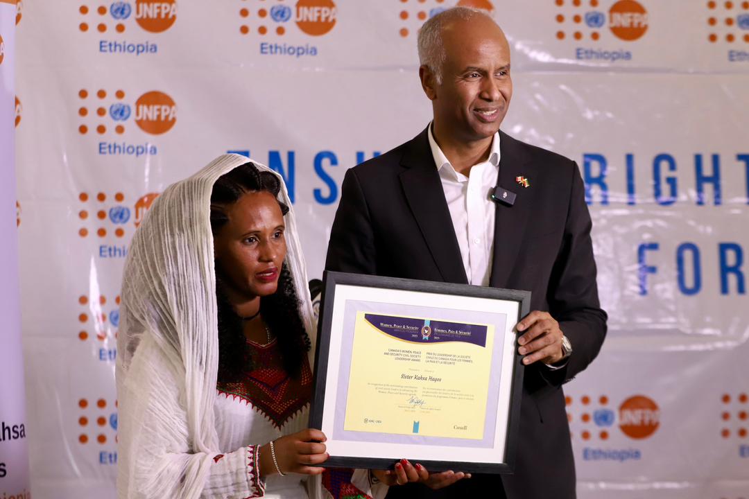 Min Hussen presented 🇨🇦's 2023 WPS Award to Sister Kahsa for supporting survivors of conflict-related sexual violence. He also announced a major $65M contribution to UNFPA’s national 🇪🇹 efforts to prevent & address sexual violence. #SRHR #BodilyAutonomy 📸 Michael Tewelde