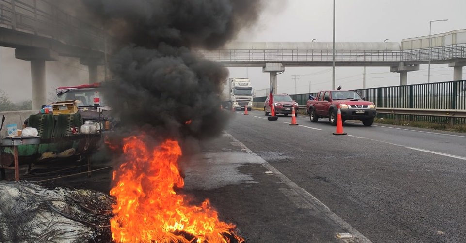 Camioneros continúan movilizados en #Linares por crisis de seguridad nacional, Ruta 5 sur, sector La Isla

Los Chilenos queremos más seguridad para nuestras familias.  NOS ESTÁN ASESINANDO Y EL GOBIERNO NO HACE NADA

#ParoNacional #ParoDeCamioneros