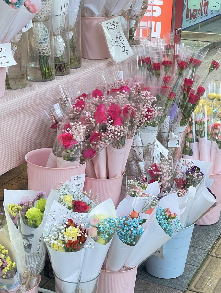 길가다가 어떤남자 너무 생각나서 한참을 서있었음...
그리움이 삼천원이래