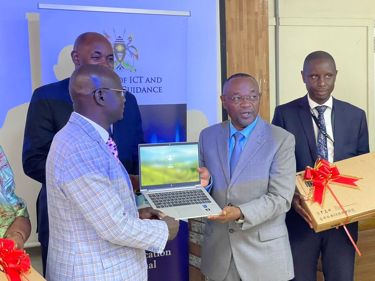 Led by Hon. @CHRISBARYOMUNS1 , the Ministry launched the disbursement of laptops & computers to Local Government authorities through @MoLGUganda for the progress & support of PDM in the country. The event was graced by Owek. @Hon_Ssebugwawo PS, Dr. @azawedde & @PDMSecretariat