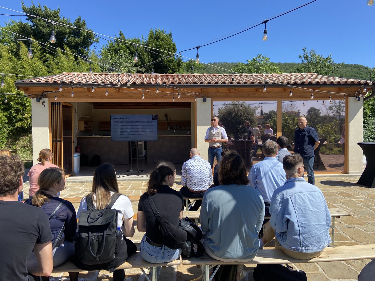 SmartAgroGrape's tweet image. ZAKLJUČNEGA DOGODKA PROJEKTA SMART AGRO GRAPE SE JE UDELEŽILO 52 OSEB 🍇

Po uradni predstavitvi projekta je sledila še pogostitev, druženje in komunikacija z mediji (RTVSLO.si - oddaja Od setve do žetve) o uspešni izvedbi edinstvenega projekta🇪🇺.
 #smartagrogrape