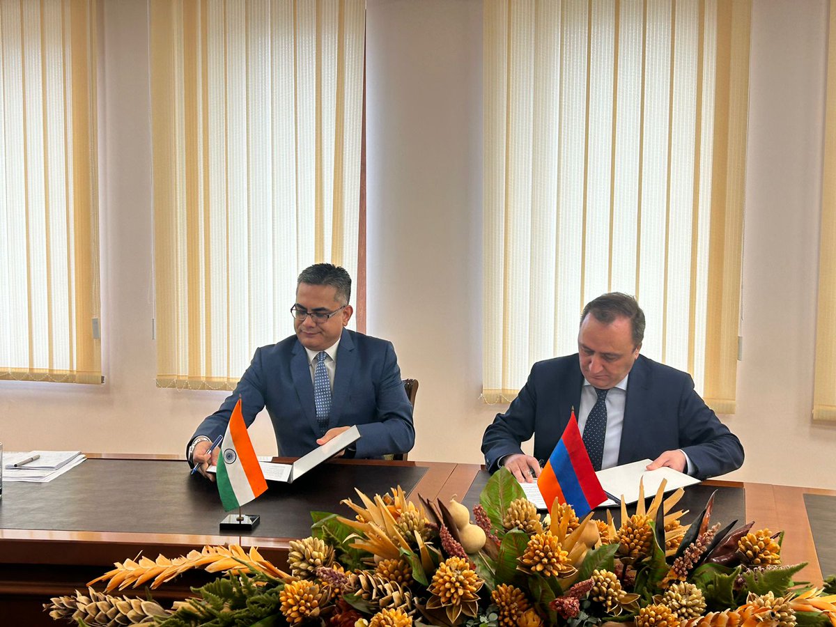 Indian and Armenian defence delegations, led by Shri Vishwesh Negi and Mr. Levon Ayvazyan, respectively, today met in Yerevan to bolster bilateral ties
#DefenceCooperation 
#IndiaArmenia

@rajnathsingh 
@giridhararamane