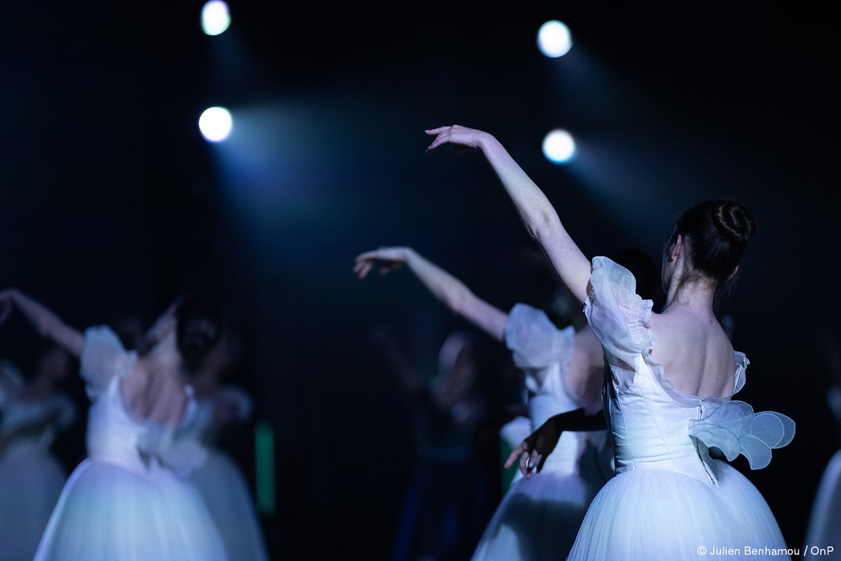 #Giselle Le ballet de Jean Coralli et Jules Perrot vu des coulisses du Palais Garnier. ✨🤩 Une œuvre mythique à l'affiche jusqu'au 01 juin : bit.ly/46NxY1r