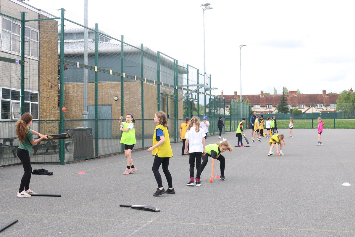 KennetSchool's tweet photo. Today's #ConnectWithKennet PE Masterclass is taking place on our courts. After watching a demonstration, Year 5 pupils split into groups, honing their cricket skills - bowling, batting and fielding - all whilst making new friends! #KennetPE https://t.co/9QYQD7WyBu
