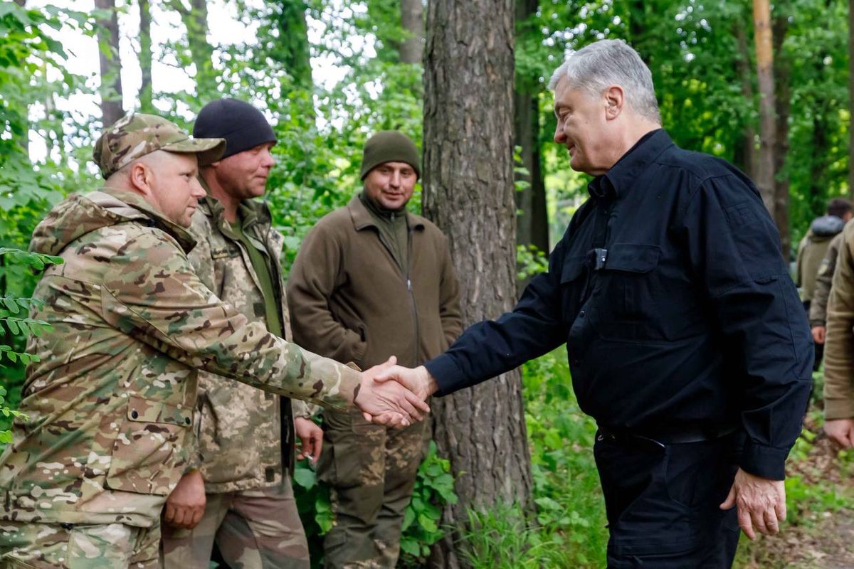 EsLvivDistrict's tweet photo. Зараз ми просто біля Вовчанська, де наші 57 мотопіхотна та 47 артилерійська бригади нищать російського окупанта🔥
Це наші давні друзі, яким ми терміново привезли необхідну техніку❗️
Разом до перемоги! 🇺🇦
#єс #україна🇺🇦 #війна #viral #rec #recent4recent #top #repost #trending https://t.co/AnBYJeBvPB