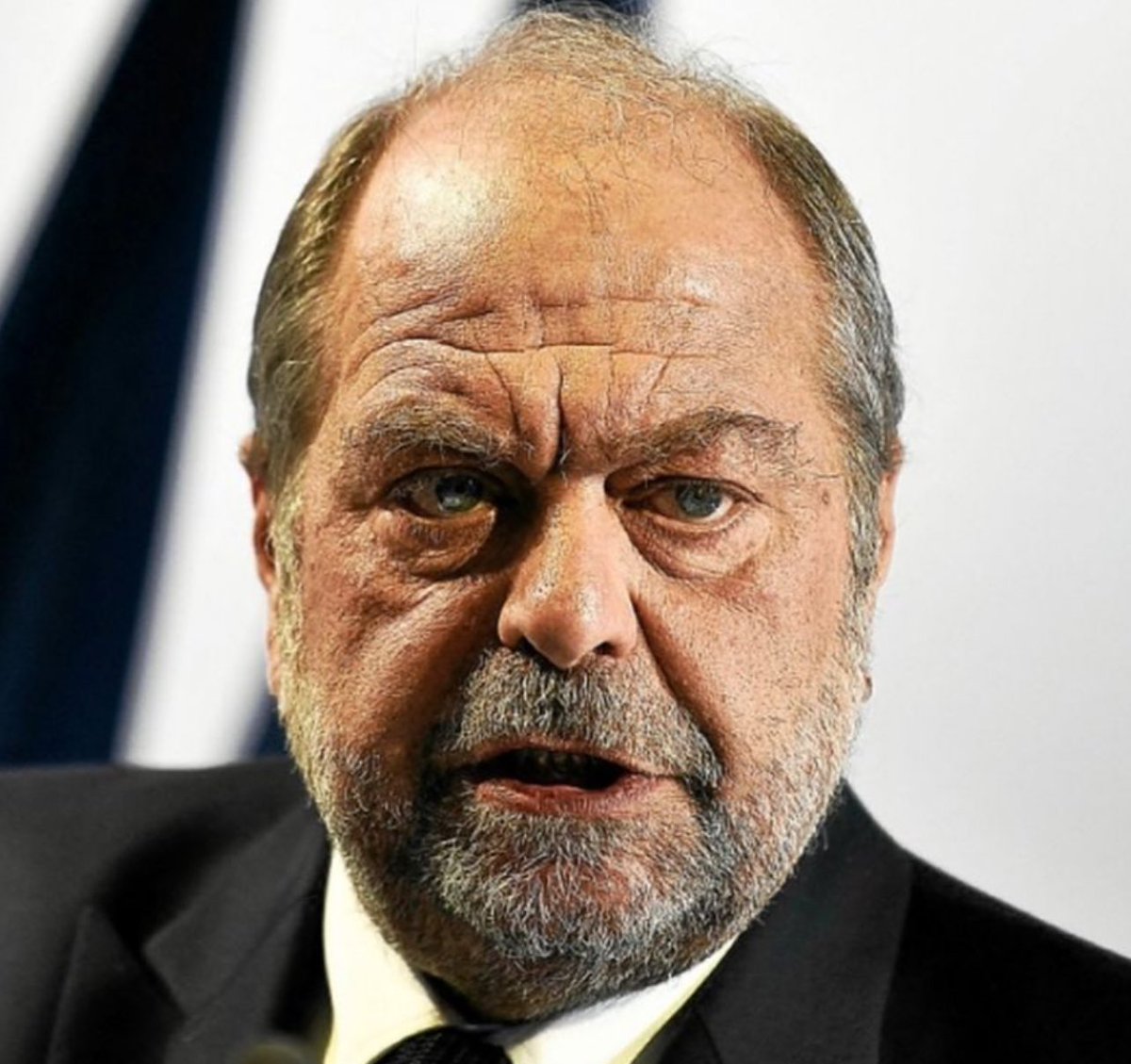 's tweet image. D’après mes renseignements Mohamed Amra dit la mouche à m*rde était classé DPS 3, ce qui oblige l’assistance des forces de police pendant l’extraction avec une voiture à l’avant et une à l’arrière, et des armes lourdes !
M. @E_DupondM et M. @GDarmanin des fautes impardonnables et