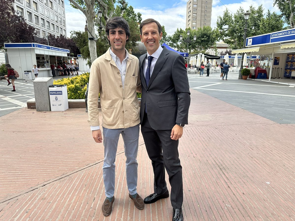 Esta tarde estaré en la 43º @FLBadajoz presentando a partir de las 20:30 h. al Finalista del Premio Planeta @AlfonsoGoizueta