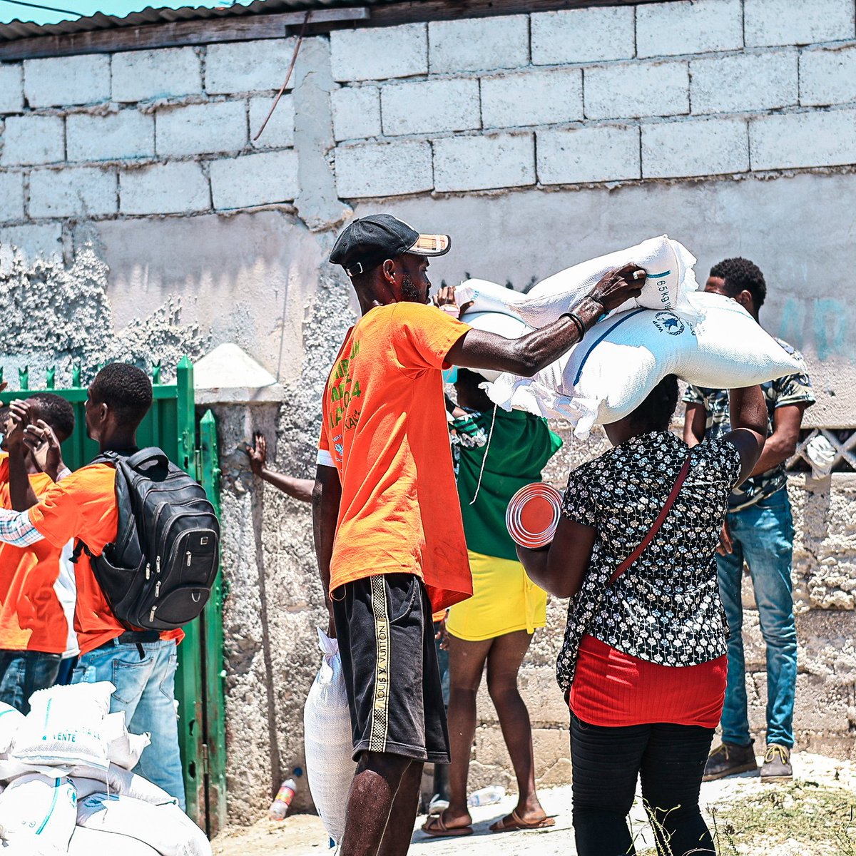 Last week, over 63,000 people living in Cité Soleil, an area experiencing acute levels of food insecurity in #Haiti, received over 400 tons of food supplies. @WFP is grateful for @USAIDSavesLives' critical support and for teaming up with such dedicated local associations🙏