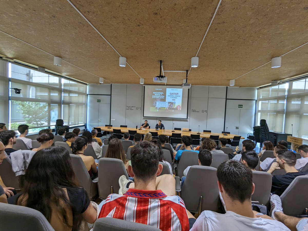 Los estudiantes de la Universitat de València han sido los primeros del Estado español en acampar en solidaridad con el pueblo de Palestina. Hoy llenaron la sala de grados de la Facultat de Ciències de l'Activitat Física i l'Esport. Gràcies @UbedaColomer