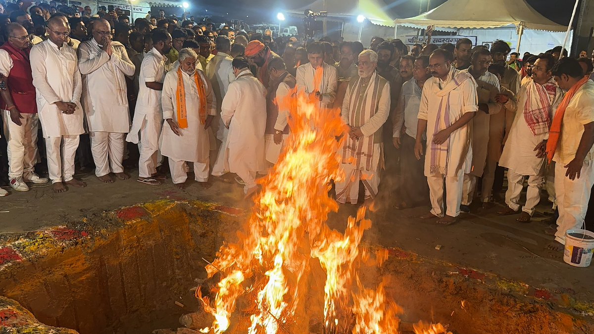 मन समर्पित तन समर्पित और यह जीवन समर्पित,
चाहता हूँ देश की धरती तुझे अभी कुछ और भी दूँ।
शायद यहीं शब्द श्रद्धेय सुशील कुमार मोदी जी कह उनका पार्थिव शरीर भाजपा प्रदेश कार्यालय आया है। अपने राजनैतिक जीवन की शुरुआत श्रद्धेय सुशील मोदी जी ने यहीं से शुरू की थी। प्रदेश @narendramodi