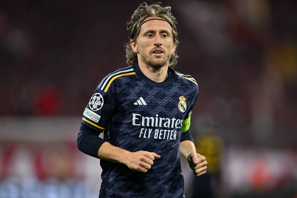 🚨 Le Real Madrid ne prévoit pas de proposer une prolongation de contrat à Modric, malgré son désir de rester ! ❌🇭🇷 Alors que le Croate est prêt à faire un effort économique pour rester une année de plus, la direction sportive préfère laisser la place aux jeunes joueurs. 👀…