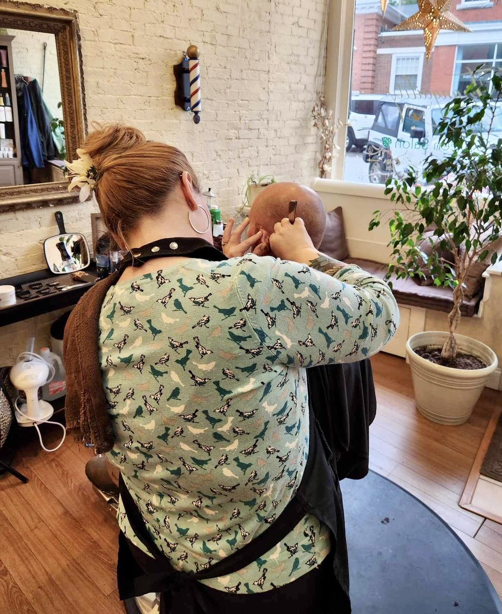 Leslie doing her barber thing… Call or #bookonline at tranquilitynh.com.💈

#barber #barberlife #barberlove #straitedge #shave #mensgrooming #dowhatyoulove #exeternhbarber