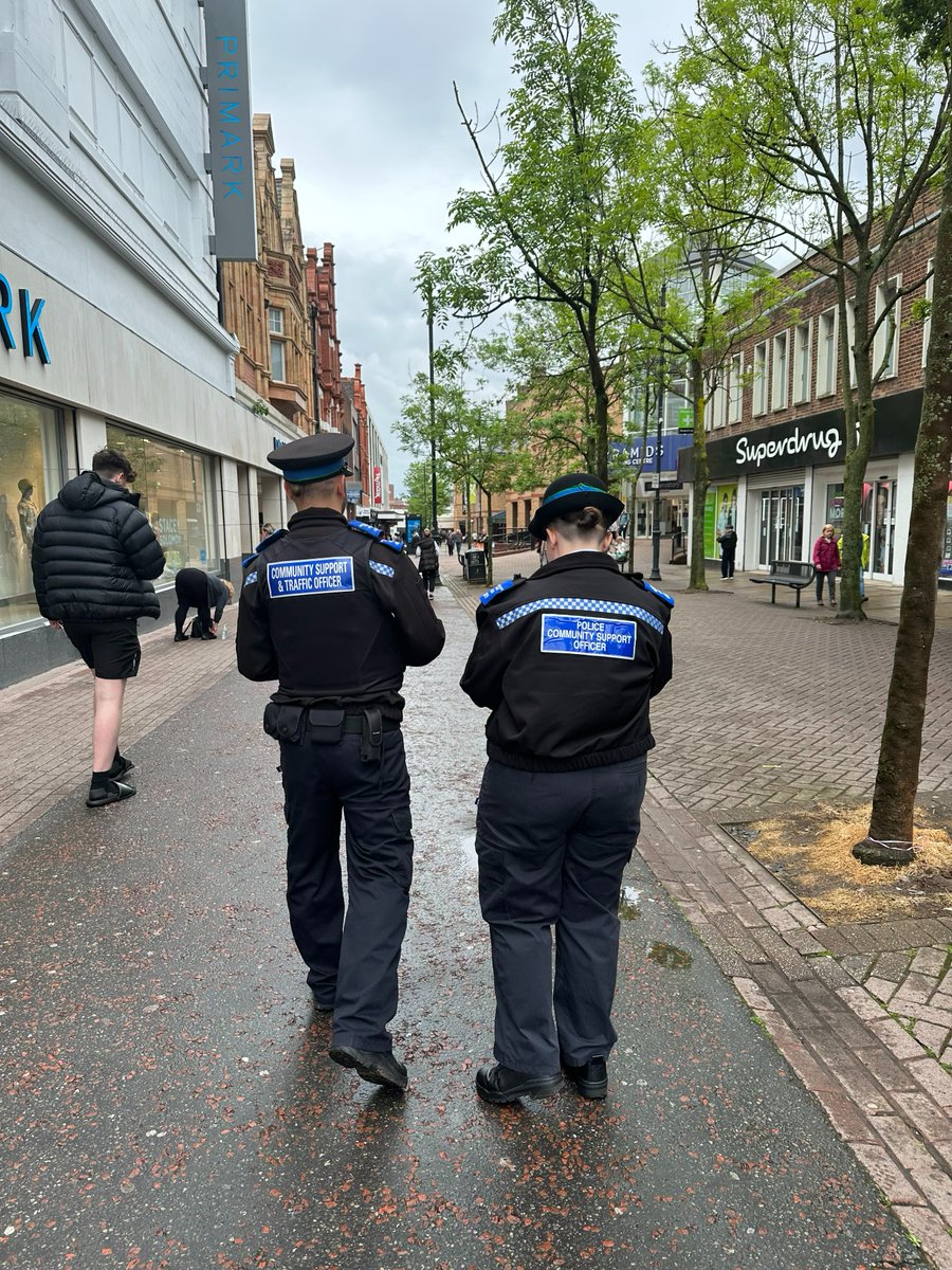 Today, as part of #Sceptre, officers have been carrying out activity in Birkenhead, engaging with members of the public about knife crime & this week's knife surrender. The knife surrender helps keep knives off our streets – visit our website for more: orlo.uk/08eHC