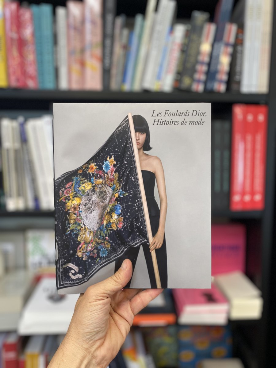 ❤❤❤ Les Foulard DIOR histoires de mode aux éditions @thamesandhudson : Un somptueux atlas des foulards de la maison @Dior : un feu d'artifice visuel ! 👉 tinyurl.com/47jejnwr #foulard #dior