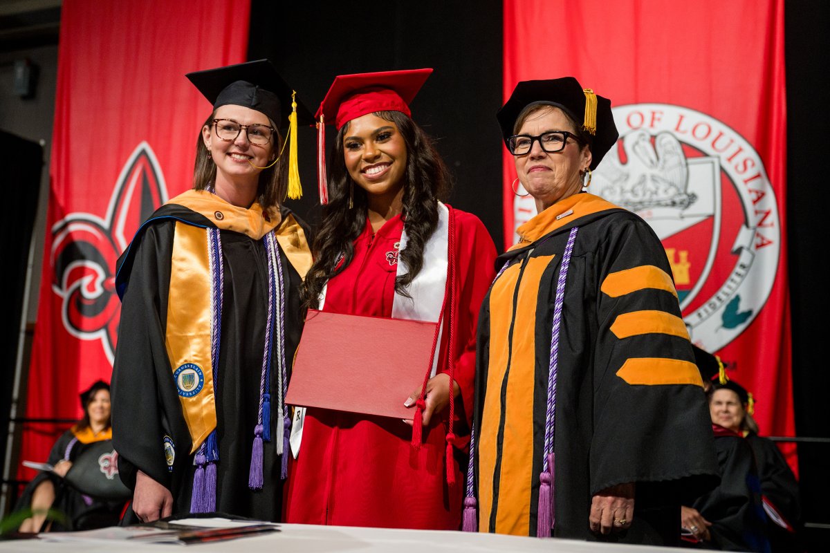 Forever Ragin' Cajun!❤️🤍🎓 📸 See our full gallery of Spring 2024 Commencement photos on Flickr and download your favorites: flic.kr/s/aHBqjBq65i #RaginGrads | #Louisiana125