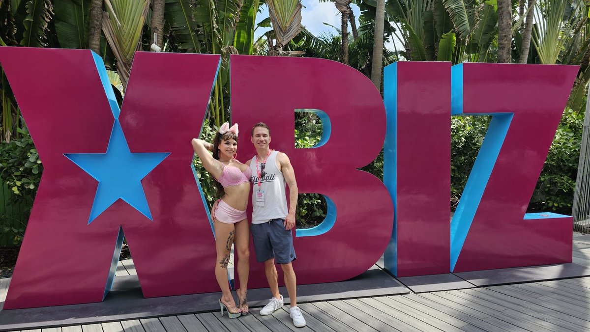 Things are getting hot in Miami with @dakotaquinzel https://t.co/LpAgysu5mG