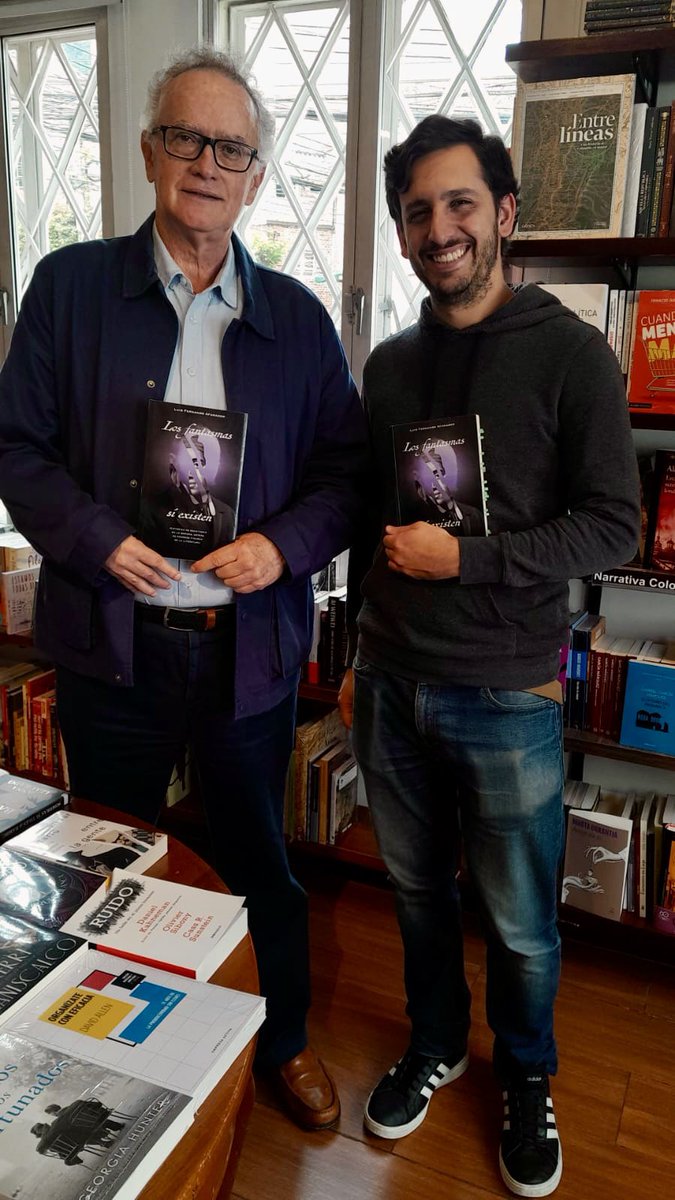 Hoy de tour por librerías de Bogotá para conversar con los libreros de ‘Los fantasma sí existen’ en compañía con Marco González de @LeerEsMiPlan y @PlanetaLibrosCo . Empezando en @PrologoLibros