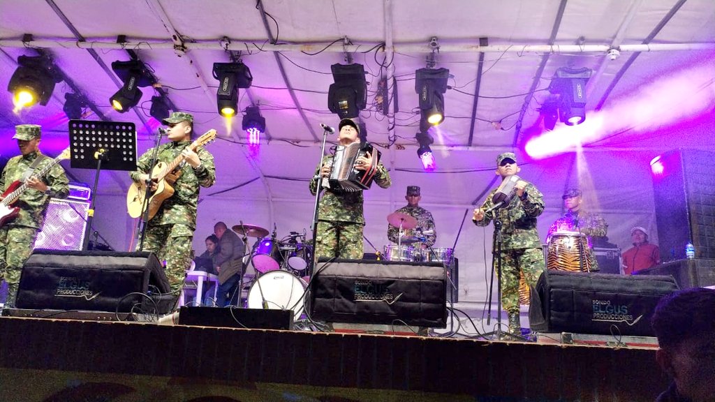 Soldados del grupo musical 'Son Libertad' de la #PrimeraBrigada, en coordinación con la Alcaldía Municipal de @ABeteitiva #Boyacá realizan presentaciones artísticas y culturales, en medio de la celebración del día de Santa Rita de Cacia. #SiempreATuLado